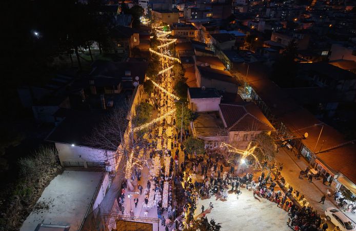 Kozan'da 7 asırlık çarşıda binlerce kişi iftarda buluştu