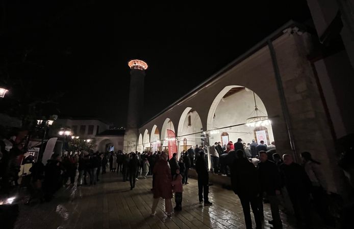 Depremin ardından yeniden inşa edilen Habibi Neccar Camii, Kadir Gecesi’nde vatandaşların akınına uğradı