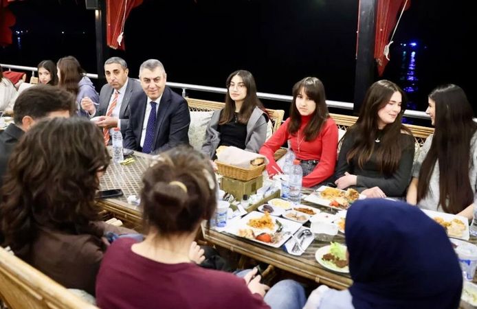 Mersin Valisi Toros öğretmen ve öğrencilerle bir araya geldi