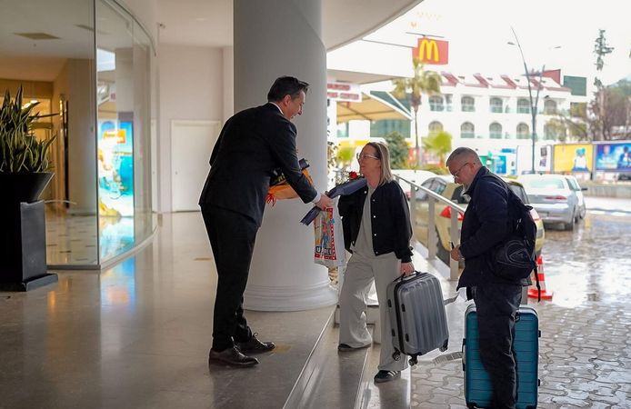 Marmaris'te turistler çiçeklerle karşılaşılandı