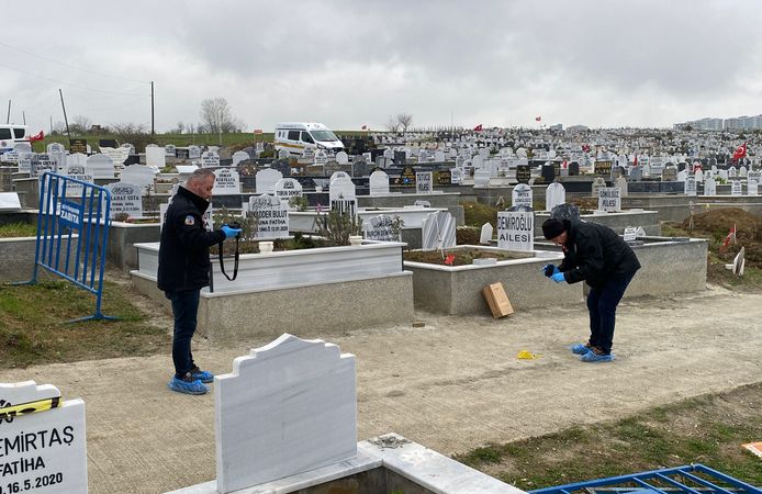 Mezarlıkta defin sırasında husumetlisini tabancayla yaraladı