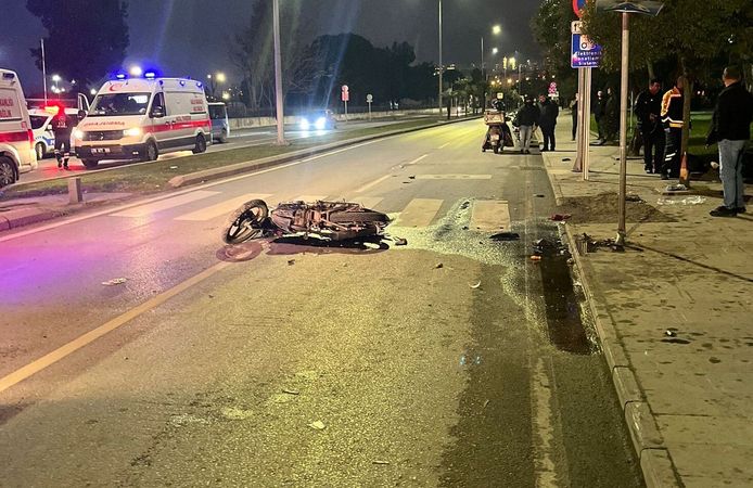 Minibüs ile motosiklet çarpıştı; 1 ölü, 1 yaralı