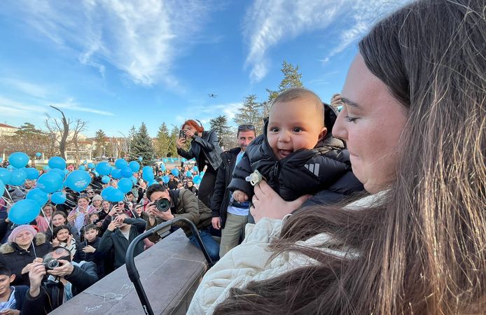 SMA Tip-2 hastası Rüzgar bebek için yüzlerce mavi balon gökyüzüne bırakıldı