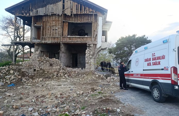 Metruk binada erkek cesedi bulundu