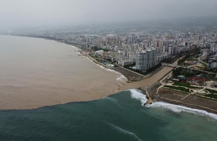 Mersin’de sel suları denizi kahverengiye çevirdi