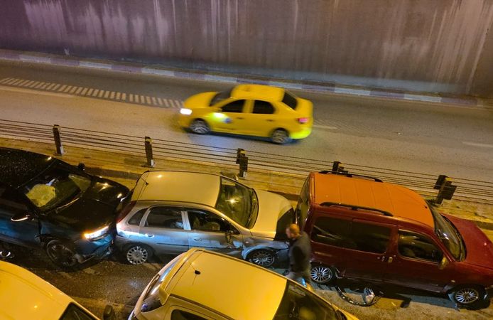 11 araçlı zincirleme kazada 1 kişi yaralı