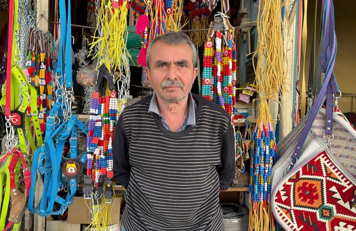 Yarım asırlık usta mesleğini köpek tasmalarıyla yaşatıyor