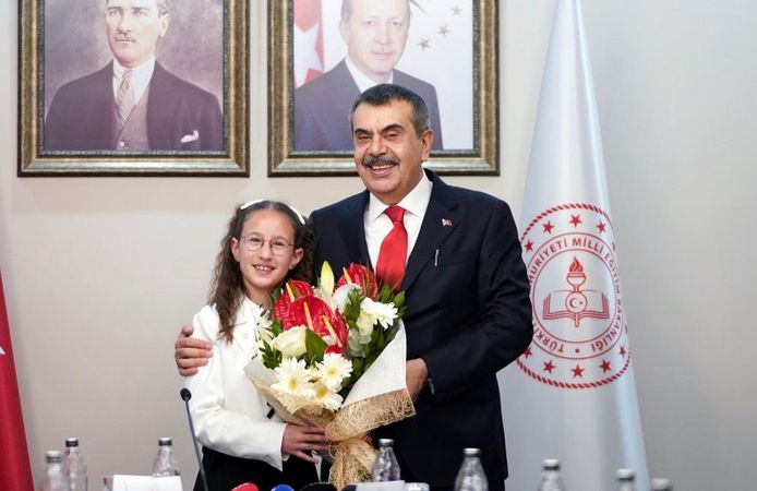 23 Nisan'da Bakanlık koltuğu minik Defne'ye emanet