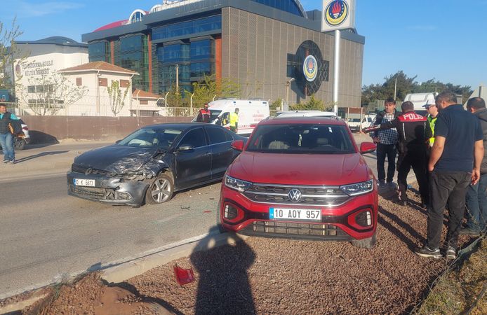 Balıkesir'de zincirleme kaza: 4 yaralı