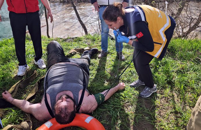 Dengesini kaybedip nehre düşen kişiyi itfaiye ekipleri kurtardı