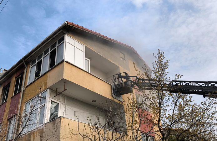 Evi ateşe verdi, babasına telefon açıp söndürmesini istedi