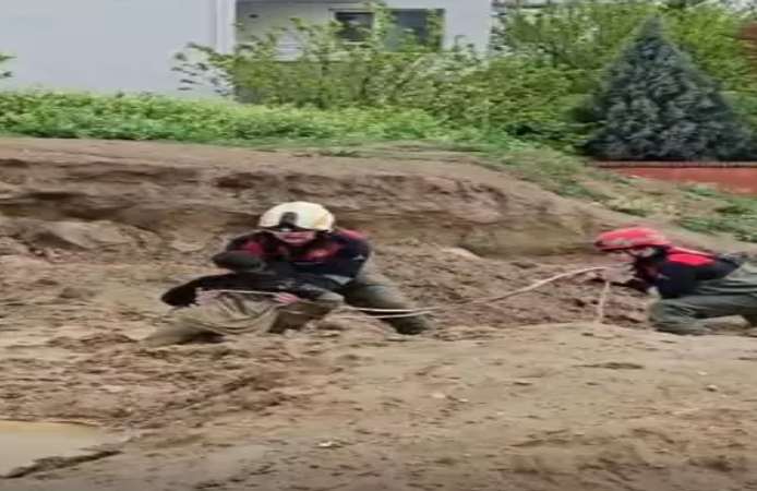 İki çocuk oyun sırasında çamura saplandı