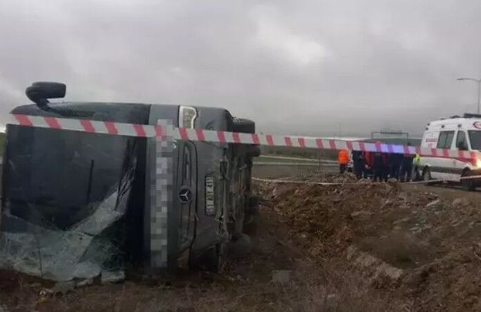 Tur otobüsü şarampole devrildi