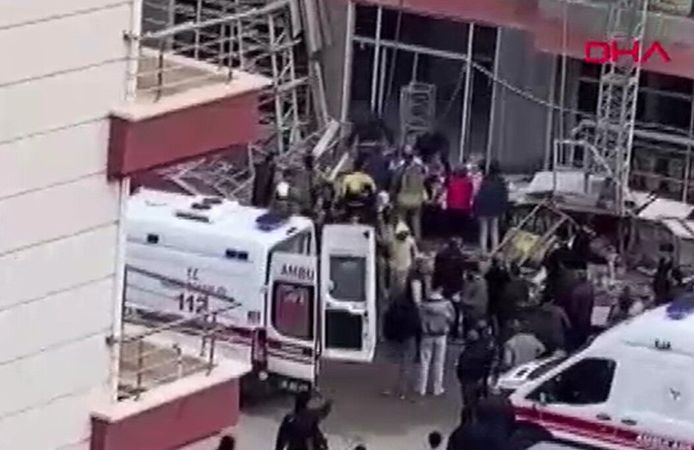 İnşaat iskelesi çöktü; 3 işçi yaralı