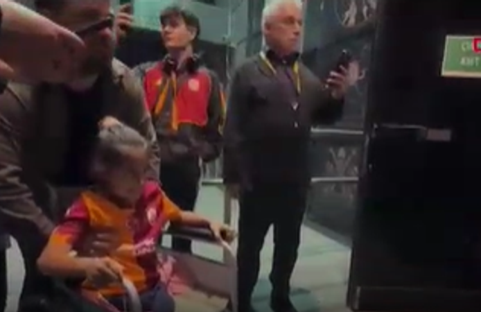 Galatasaray’ın yıldızı Victor Osimhen minik taraftarı kırmadı