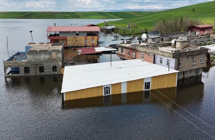 Baraj kapakları açıldı, 10 ev sular altında kaldı