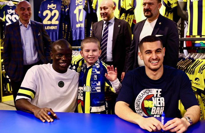 Fenerbahçeli N'Golo Kante ve Levent Mercan imza gününde taraftarlarla buluştu