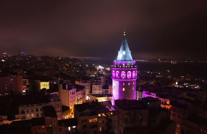 Galata Kulesi farkındalık için mor renge büründü