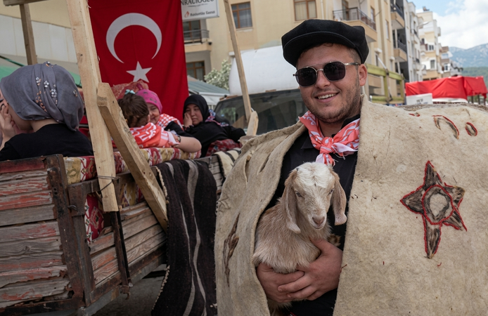 Festival geleneksel Yörük göçü ile başladı
