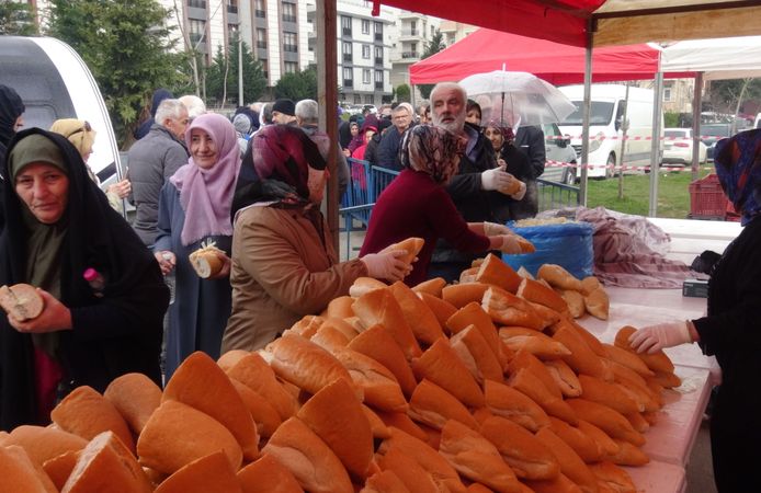 Kocaeli'de festivalde 5 ton hamsi dağıtıldı