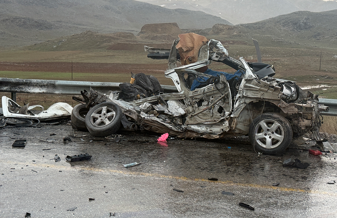 Malatya'da otomobil ile TIR çarpıştı: 3 ölü, 1 yaralı