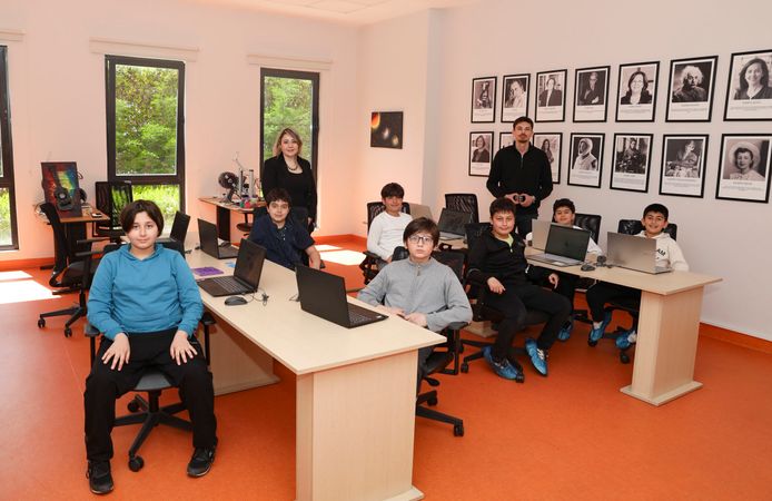 Çocuklara teknolojiyi doğru şekilde kullanmayı öğretiyor