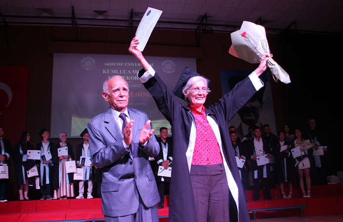70 yaşında üniversiteden mezun oldu belgesini profesör oğlu verdi
