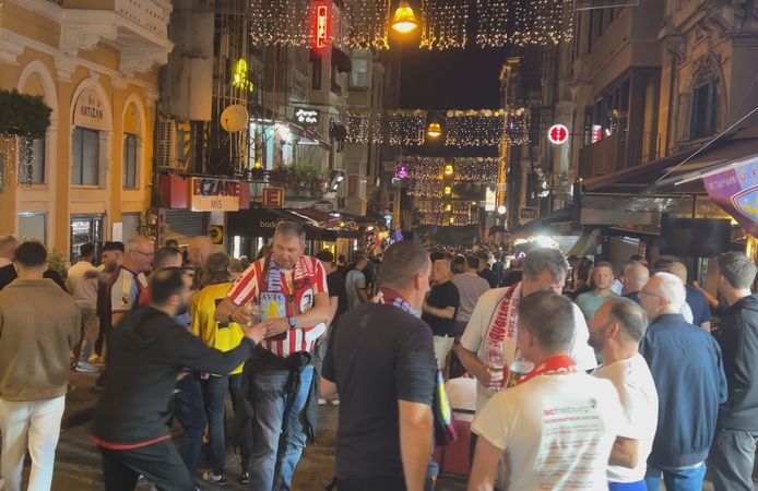 Avrupa Ligi Finali öncesi İstanbul'a gelen İngiliz taraftarlar Taksim'de toplandı