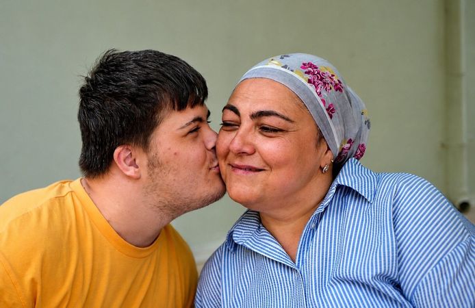 Down sendromlu oğlunun 18 yıldır gölgesi gibi yanında