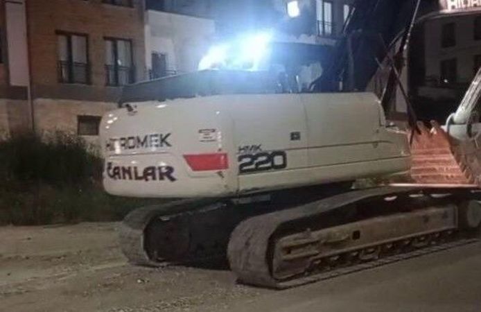 Kepçe ile asfalta zarar veren firmaya vatandaştan tepki