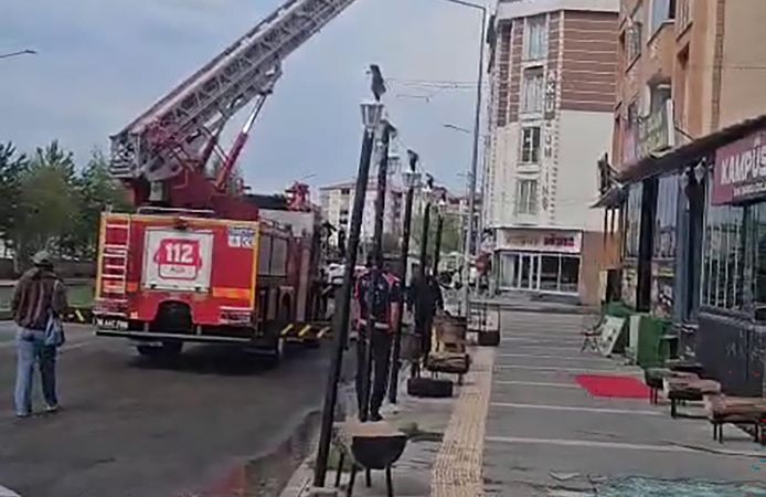 Şiddetli rüzgârda bir apartmanın çatısı uçtu