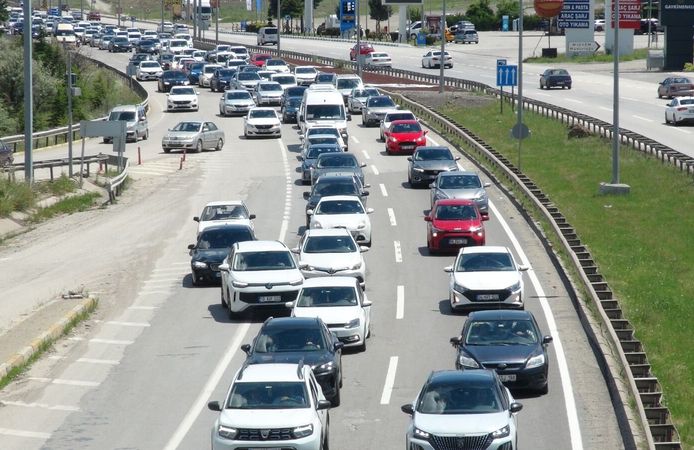 'Kilit kavşak' Kırıkkale'de bayram dönüşü trafiği