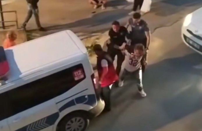 Kuşadası'nda araçlara zarar veren alkollü kişi gözaltına alındı
