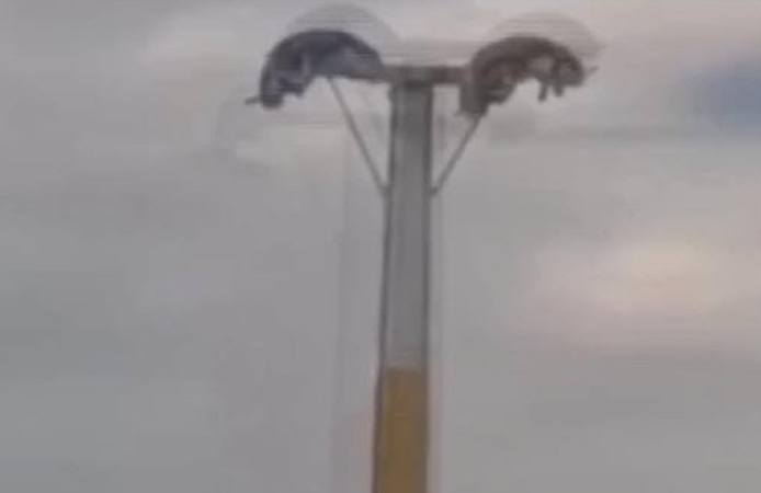Lunaparkta arızalanan oyuncakta baş aşağı mahsur kaldılar