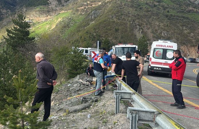 Motosiklet uçuruma yuvarlandı; 1 ölü, 1 yaralı