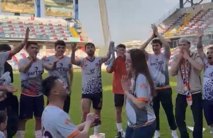 Şampiyonluk kutlamalarında futbolcudan sürpriz evlilik teklifi