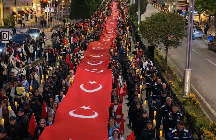 Samsun’da ‘Bayrak ve Fener Alayı’ yürüyüşü