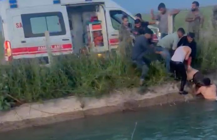 Şanlıurfa’da kanala devrilen otomobildekilere yardım için suya giren Suriyeli, öldü