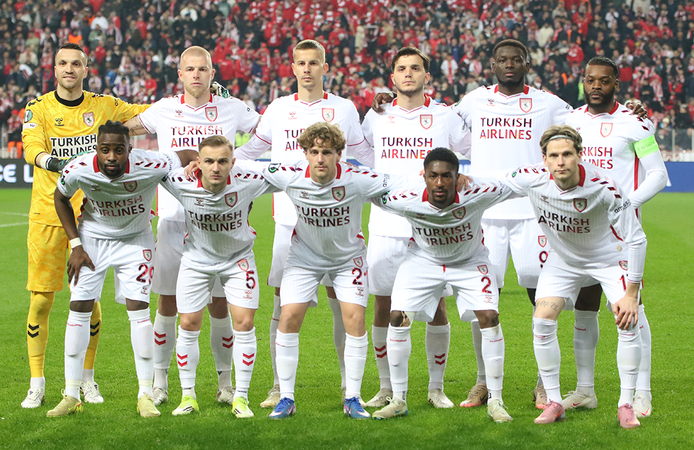 Samsunspor’da 1 antrenör ve 4 futbolcuyla yollar ayrılıyor
