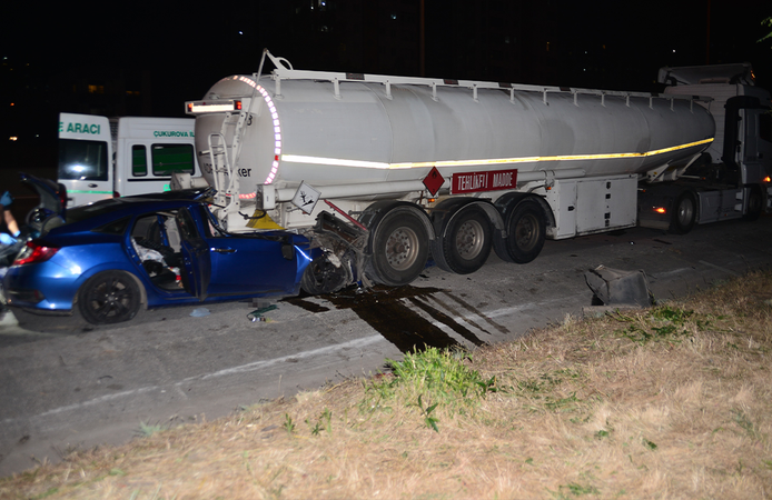 Adana’da otomobil tıra çarptı: 1 ölü, 2 yaralı