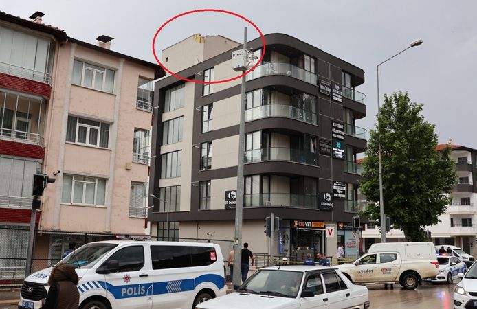 5 katlı apartmanın çatısına yıldırım düştü