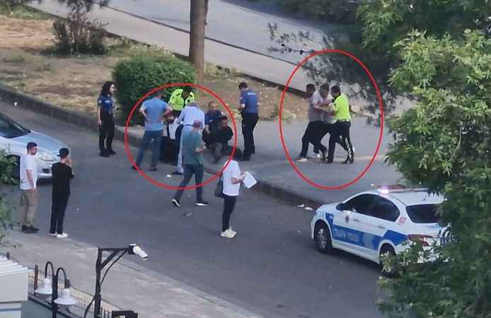 Adliye binasını görüntüleyen kişiler kendilerini uyaran polise saldırdı: 4 gözaltı