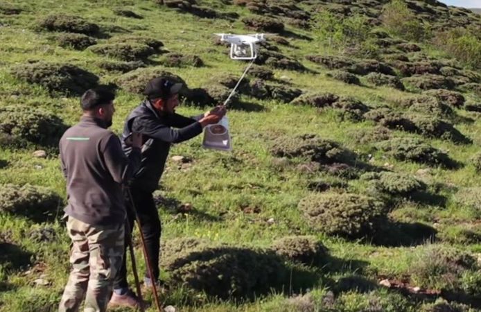 Arazideki çobanlara dronla "şeker" gönderdiler