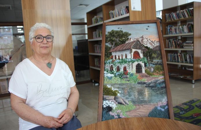 Kırık camları çöpe atmadı, sanata dönüştürdü