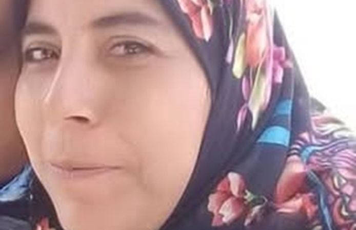 2 çocuk annesi kadın eşi uyurken kendini astı