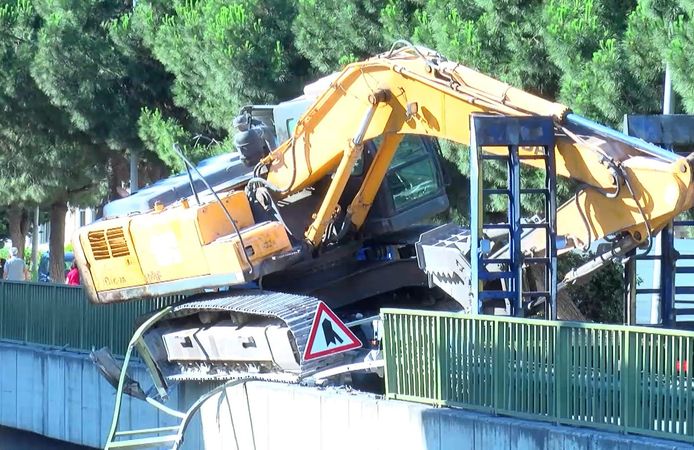 TIR'ın üzerindeki kepçe devrildi