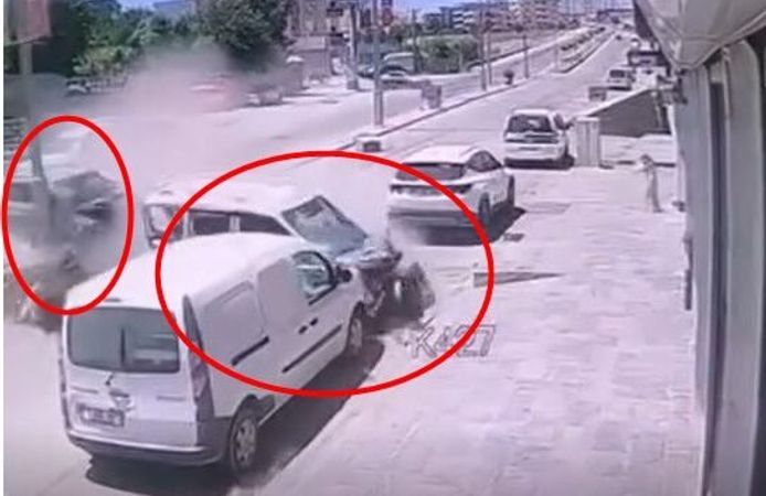 4 kişinin yaralandığı kaza kameraya yansıdı
