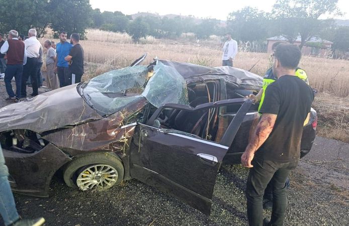 Diyarbakır'da takla atan otomobildeki anne ve oğlu öldü, 4 kişi yaralandı