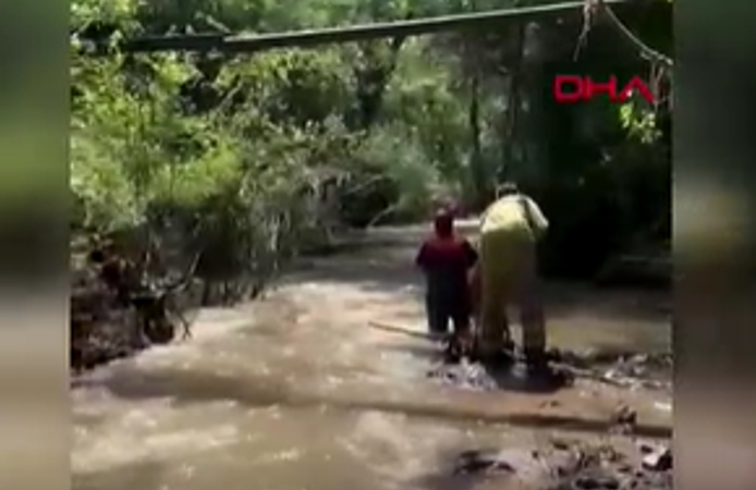 Topunu almak için girdiği derede akıntıya kapıldı