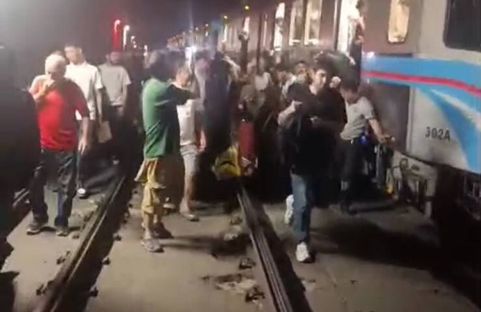 Gaziosmanpaşa’da trafoda çıkan yangın nedeniyle tramvay seferleri durdu